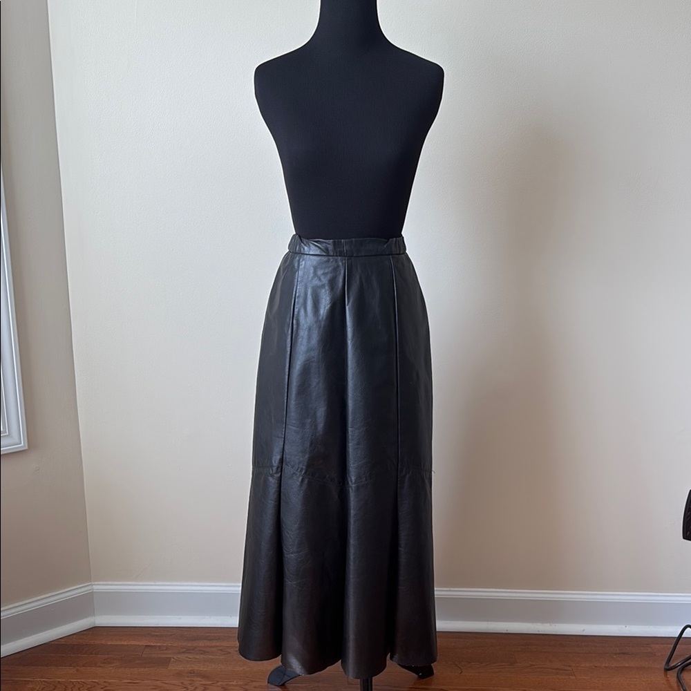 Vintage Elegant Black Leather Skirt - Picture 3 of 15